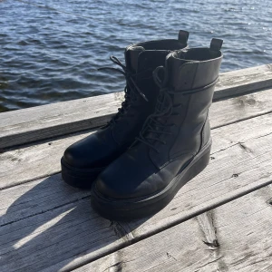 Svarta höstkängor - Säljer ett var svarta höstkängor i storlek 38.   Dom är sparsamt använda och har inga defekter och har endast användas några fåtal gånger och mest stått vid sidan.   Dom är lurviga på insidan och är därför sköna nu på hösten.  