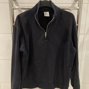 Zip tröja från zara - Fin tröja från zara, säljer för att jag har en liknande tröja. Storlek S
