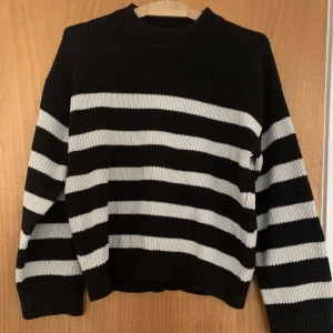 Stickad tröja - En väldigt fin stickad tröja ifrån bikbok i strlk S, tröjan är också i bra skick. Betalning sker via Swish + frakt. Skickar inga fler bilder 💞