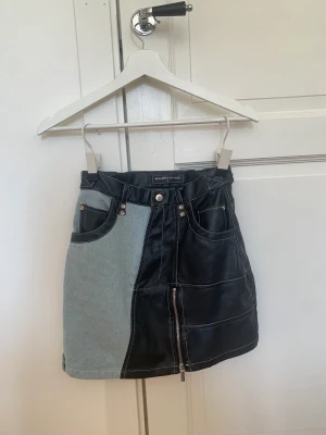 Jeans/skinn- kjol - Säljer min Maniere de voir kjol. Köpt för ungefär 600kr, men säljer för 350kr. Storlek 8 EU, matchar en storlek XS/S. Så gott som ny!   Går att diskutera pris! 