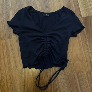 T-shirt med knytband  - T-shirt med knytband som man kan justera, storlek xs. Säljer för 30kr plus frakt😊