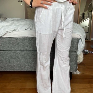 Vita linnebyxor  - Jag säljer mina härliga vita linnebyxor då de är lite för thigta och inte kommer till användning längre🤍