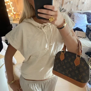 T-shirt hoodie - Super snygg men kommer tyvärr ej till andvändning 💓väldigt sällsynt 