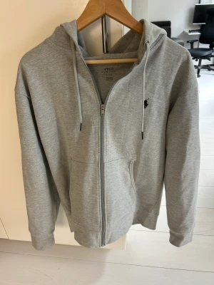 Polo zip up hoodie  - Säljer min polo hoodie då jag ej använder den. 