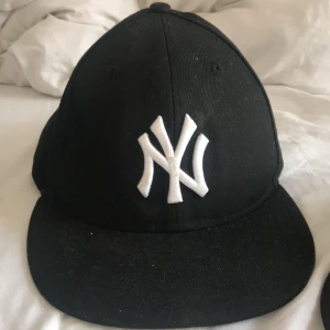 Kepsar 3x - Bra skicka storlek 56.8cm 3st new era kepsar köpt för 300kr,350kr & 400kr