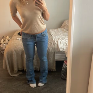 Lågmidjade bootcut jeans  - Lågmidjade bootcut jeans från zara, använda fåtal gånger, lite slitna längst ner. Stolek 38