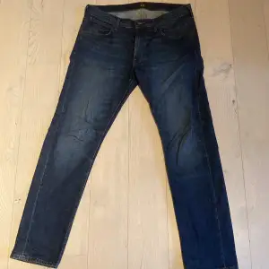 Mörkblå Lee jeans. Köpta nyligen och nästan aldrig använda så 9,5/10 skick. Köpta på carlings, nypris 900kr. Regular passform.