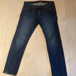 Lee jeans - Mörkblå Lee jeans. Köpta nyligen och nästan aldrig använda så 9,5/10 skick. Köpta på carlings, nypris 900kr. Regular passform.
