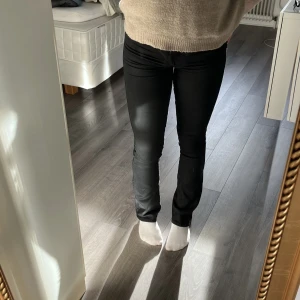 Svarta jeans  - Säljer mina svarta jeans från only då dom inte används längre och är lite trasiga. Dom sitter jätte bra och det trasiga syns knappt men priset kan diskuteras🌸