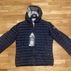 Colmar Jacka - Säljer en helt ny colmar jacka. Tags sitter kvar så skick 10/10. Storlek är 52 vilket motsvarar ungefär M/L då den är liten för att vara 52. Skriv vid frågor eller funderingar 