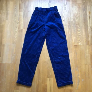 Manchester byxor  - Väldigt fina blåa manchester byxor i fint skick. Förra ägaren har sytt till byxorna i midjan. 