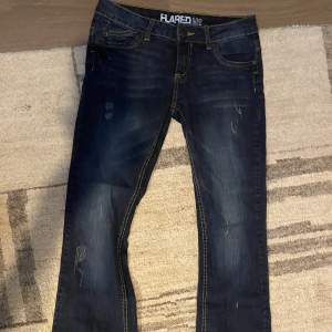 Lågmidjade jeans från clockhouse köpta på plick men som tyvärr inte kommer till användning. Bootcut/flared modell. Fint skick! 