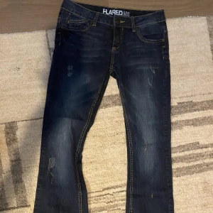 Lågmidjade jeans - Lågmidjade jeans från clockhouse köpta på plick men som tyvärr inte kommer till användning. Bootcut/flared modell. Fint skick! 