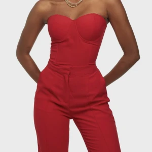 Koresettopp - Väldigt fin korsettopp från Nelly använd 1 gång så som ny!  Storlek 34