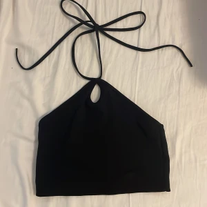 Svart nyckelhåls topp - En oanvänd topp från zara. Nyskick. Säljer pga rensar garderoben. 💕