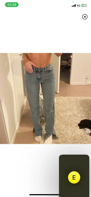 Jeans - ❗️första bilden är inte min❗️ skit snygga jeans med en slits i botten💗 använda ungefär 3 gånger. Säljer för använder inte💗