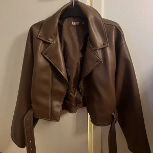 NLYxBianca skinnjacka - Brun skinnjacka i storlek 36 Aldrig använd men har haft den i 1-2 år