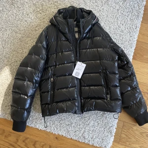 AUBERT DOWN JACKET - Storlek 2 (S/M)  skick 9/10 (tag sitter på) Retail: 11.000      Mitt pris: 3.699