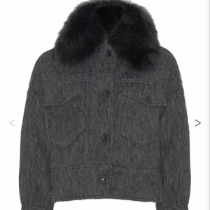 Meotine Jacka - Säljer nu min super fina meotine jacka. Den är i lite tjockare material så den är perfekt även när det blir lite kallare. Den är helt slutsåld på hemsidan. Använd väldigt fåtal gånger så den är som ny, köpt förra året💕skriv vid frågor, pris kan diskuteras