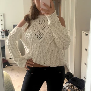 Stickad offshoulder tröja - Stickad offshoulder tröja från zara med fina detaljer. Storlek M