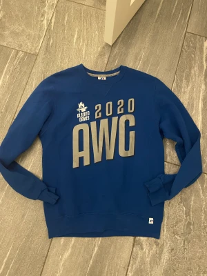 Russell sweatshirt  - En blå sweatshirt från russell som sällan är använd.