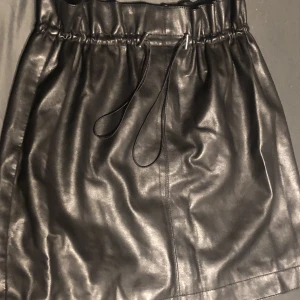 Svart kjol  - Har använd den typ 2 gånger för att den är för stor för mig. 