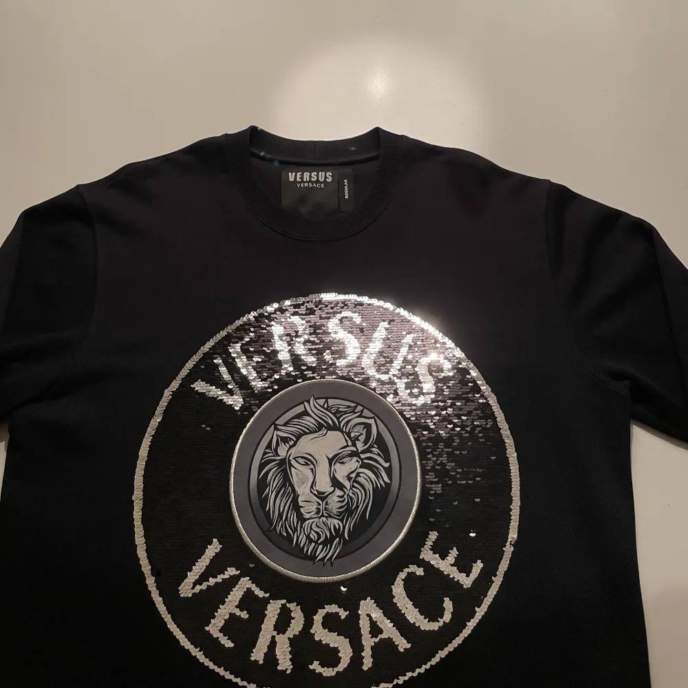 Tja säljer nu min riktigt snygga Versace tröja då den är för stor för mig. Köpt på zalando för cirka 3500kr för något år sen. Väldigt svår att få tag på! . Tröjor & Koftor.