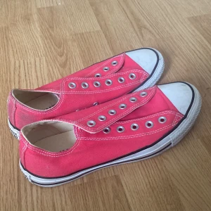 Rosa converse strl 39 - Dom här fina rosa conversen är i jättebra skick, det är bara att dom är lite smutsiga på det vita (går särket att få bort) och inga snören.🩷