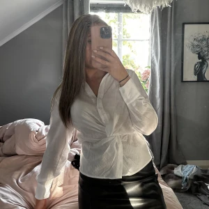 vit blus - säljer denna blus då jag har två stycken lika dana men olika storlekar