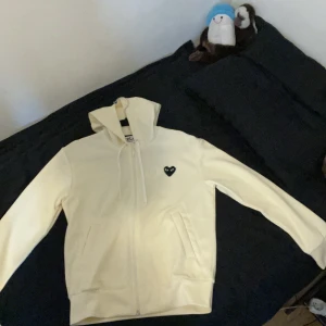 Comme des garçons play tröja - Har inte använt den den passade inte mig och va lite för stor