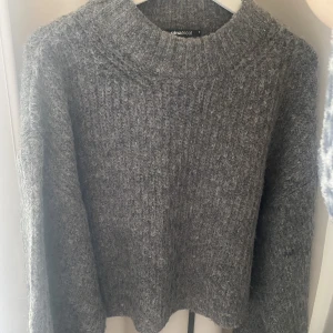 Stickad tröja  - Säljer en stickad tröja ifrån Gina tricot i storlek s. 🐘
