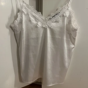 Spets linne - Sött linne från bikbok använt 1 gång. Inga defekter