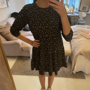 Mönstig klänning - Super fin svart mönstrig klänning från zara🖤💛  I gott skick då jag använt den väldigt få ggr! Älskar 😍