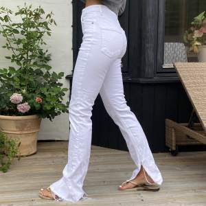 Jättesnygga vita jeans från Zara. Storlek 36 och stretchigt material. Slits på insidan. Jag är 170cm. Använda fåtal gånger och i fint skick! 🤍