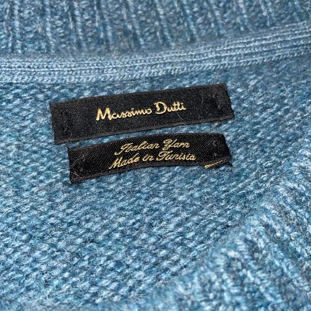 En stickad Massimo Dutti tröja som är i 9/10 skick, använd Max 5 gånger! Säljer för att den inte passar mig i storleken. ÖPPEN FÖR BYTEN! PRIS GÅR ALLTID ATT DISKUTERA!. Stickat.