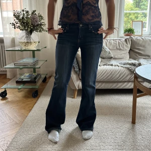 Jeans!! - Snygga jeans med coola detaljer! MIDJEMÅTT: 80cm  INNERBENSLÄNGDEN:82cm