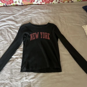 Brandy Melville tröja  - Långärmad tröja från Brandy Melville. Superbra skick, skriv för fler frågor! Använd gärna köp nu! 💕