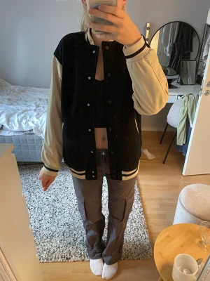 Varsity jacket - Har använts och tvättats ett antal gånger men har inga hål eller jätte tydliga skador. Materielet är lite nopprigt och jackan är väldigt oversized.