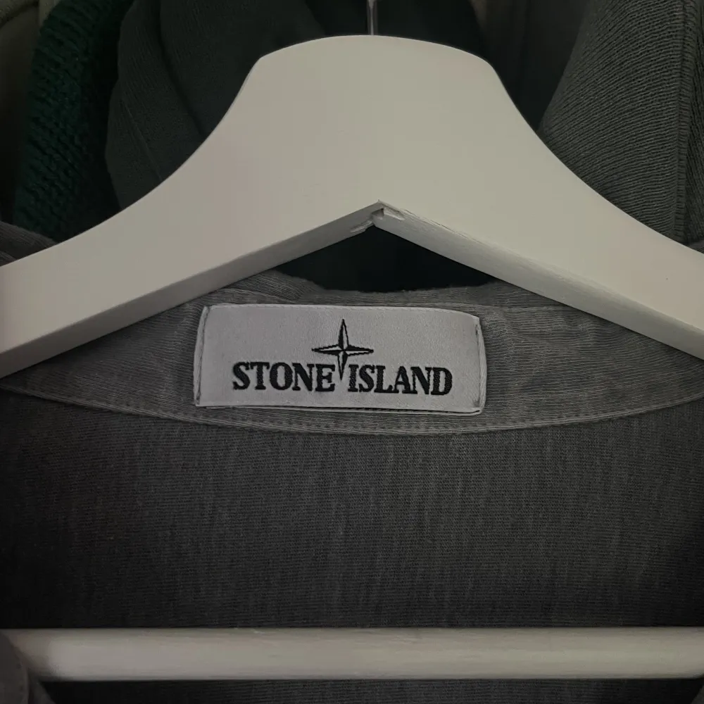 Detta är en Stone Island tröja i storlek Large✨ Har inga slitage eller flåckar. Hoodies.
