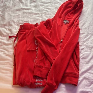 Juicy couture tracksuit gammal model  - Säljer ett jätte fint rött juicy couture sett som är i en gammal model i storlek xs, använt några gånger men är i ganska bra skick , säljer pga att det inte kommer till användning något mer, kom privat för flera bilder, står inte för frakt!