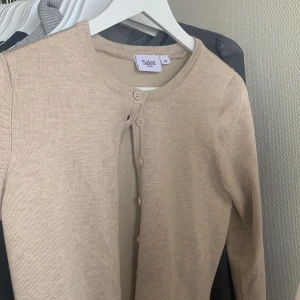 Beige kofta - Jätte fin beige kofta från saint tropez aldrig andvänd😻(har även en till som är likadan i samma färg)