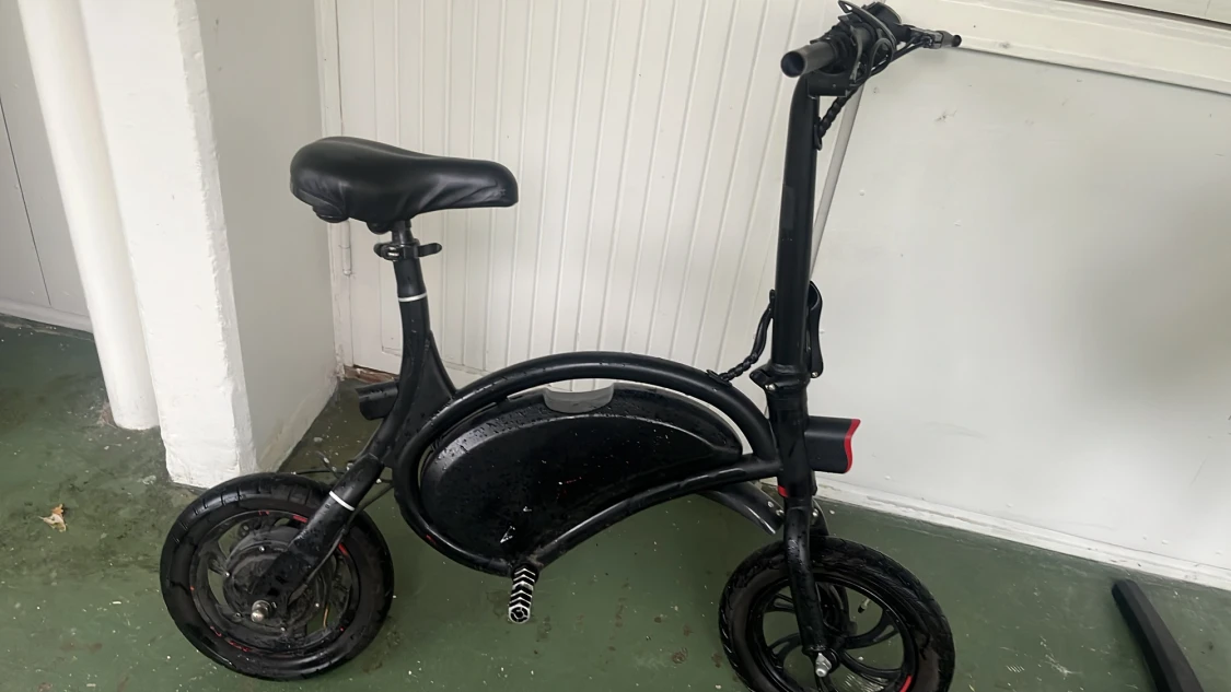 Cykel utan mätare och punkterad 