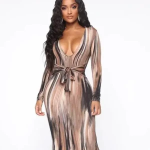 Fashionnova klänning - Virala klänningen från fashionnova med knytband. Ord 450kr Säljs för 200kr Står ingen storlek men en xs-s