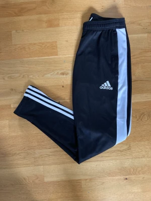 Adidasbyxor  - Adidasbyxor, knappt använda så de är i bra skick