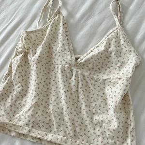 brandy melville linne i blommigt mönster - linne från brandy melville i blommigt mönster, knappt använt <3 nypris 289kr