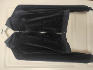 Juicy kofta, mörkblå - Finns i Frölunda alt skickas  Bra använt skick (Hund och katt finns i hemmet)