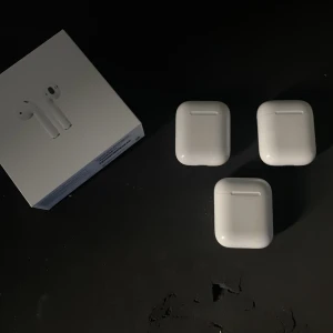 AirPod Gen 1 *Bara Case* - Säljer bara casen utan airpodsen, kommer med lådan och är i bra skick 