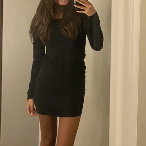 Svart klänning  - Svart klänning från H&M i storlek XS. Aldrig använd har prislappen kvar