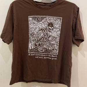T-shirt med döskalle tryck - T-shirt med dödskalle tryck säljes för 150kr storlek M/L