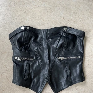 Crop top  - Crop top i läderimitation Storlek: XS/ S 